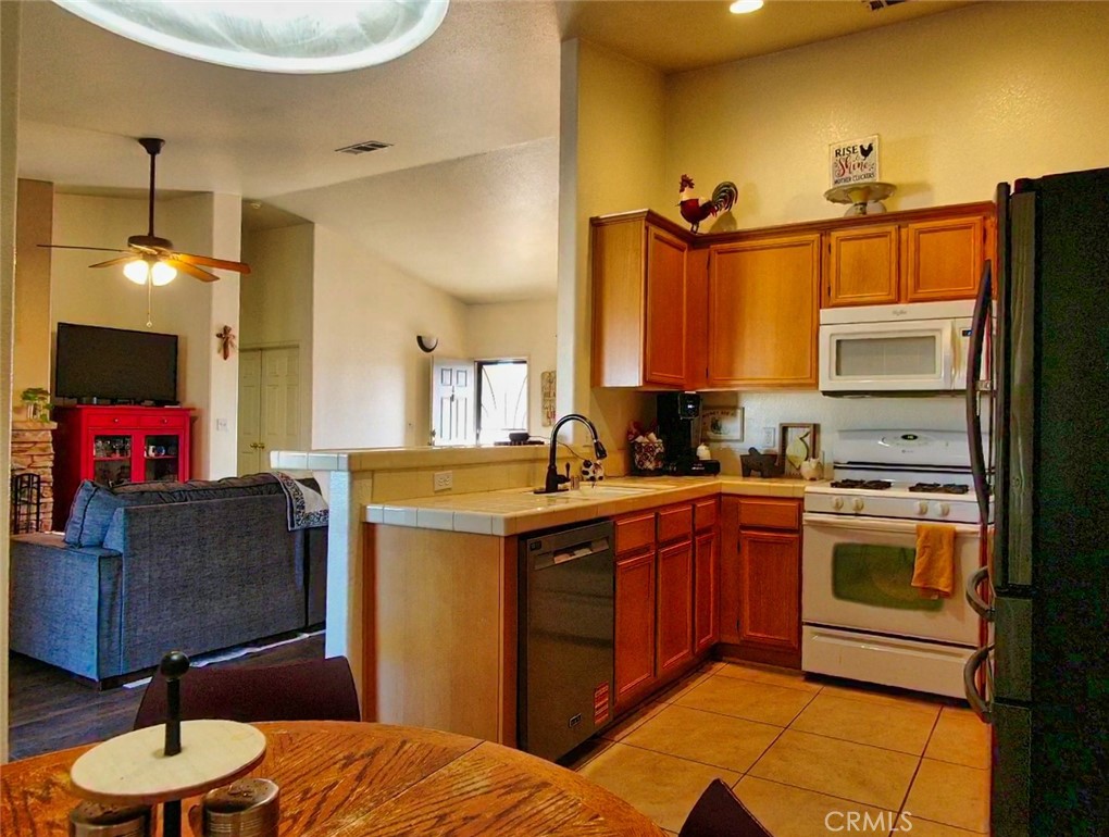 21172 Burgundy Way Apple Valley, CA 92308 - Photo 10 of 36