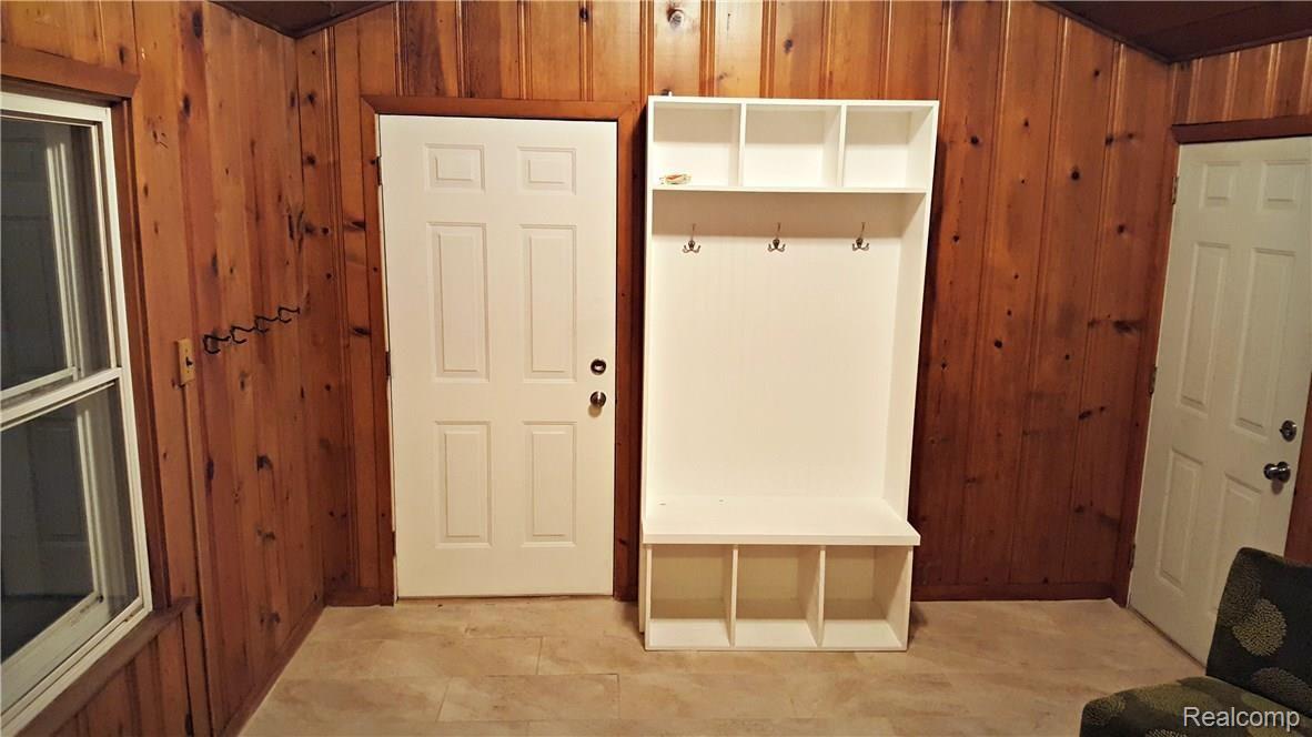 395 Willow Tree Lane Rochester, MI 48306 - Photo 17 of 21 17-breezeway.jpg