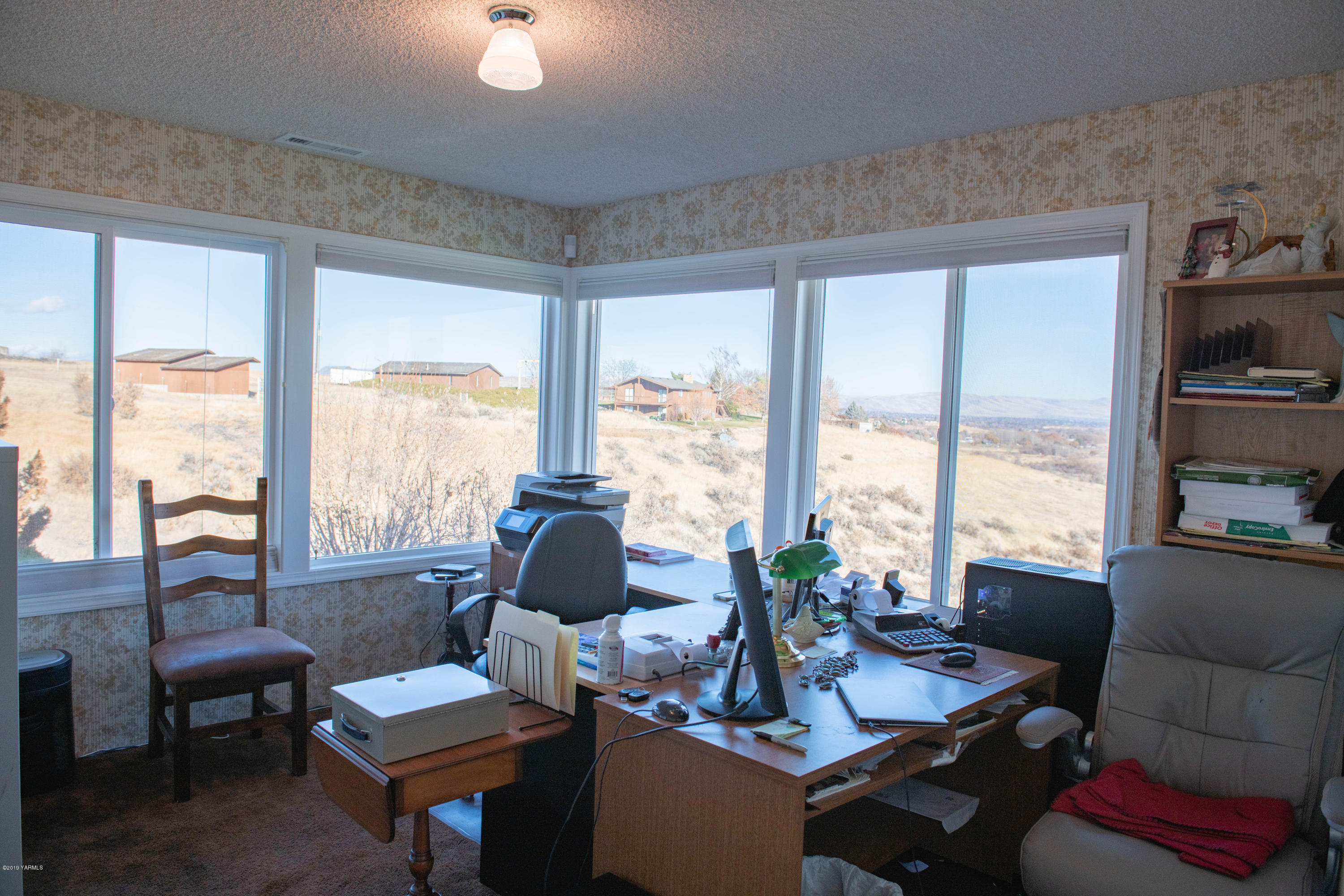 13524 Fisk Road Yakima, WA 98908 - Photo 22 of 45 a living room with furniture and floor to ceiling windows