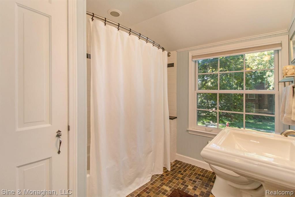 302 Merriweather Road Grosse Pointe Farms, MI 48236 - Photo 19 of 39