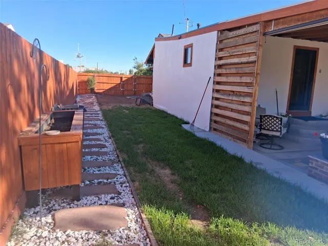 a view of a backyard with pathway