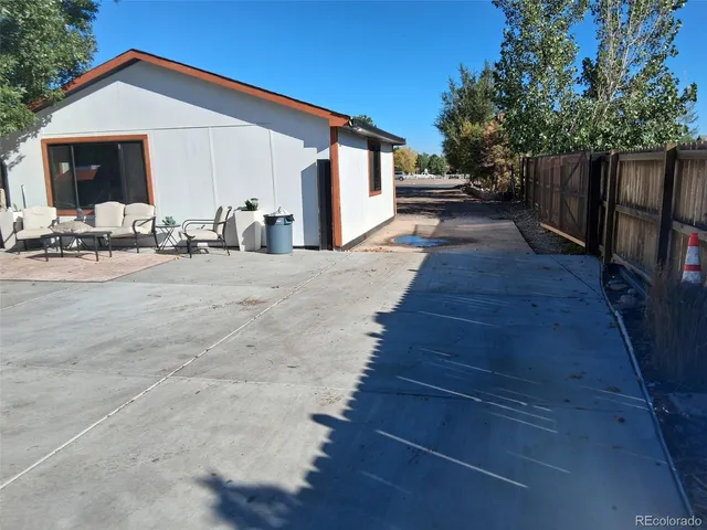 a view of a house with backyard and trees