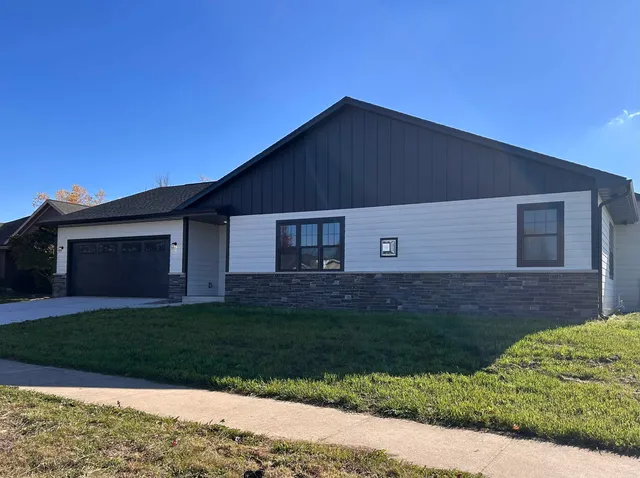 $399,900 | 4000 Boulder Drive, Janesville, WI 53546
