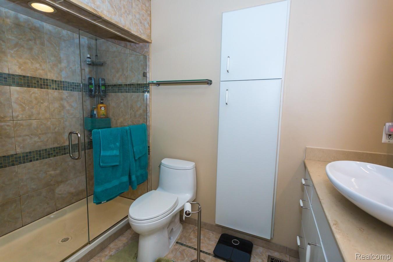 2135 North Fairview Lane Rochester, MI 48306 - Photo 35 of 50 35-MasterBath.jpg