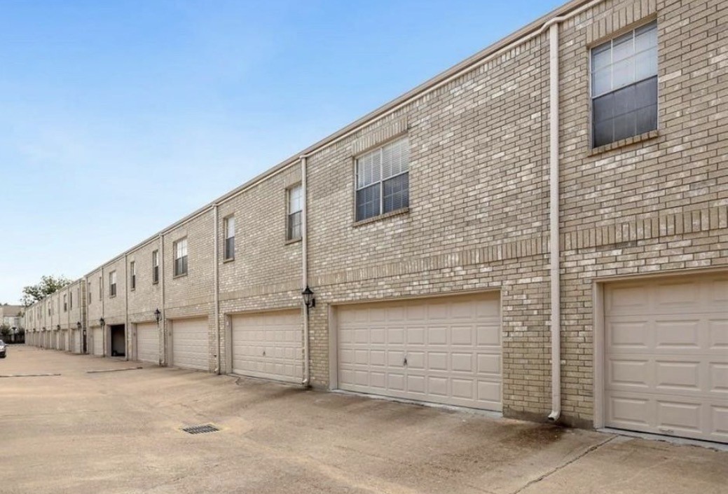 3800 Tanglewilde Street West, Unit 806 Houston, TX 77063 - Photo 11 of 12 a view of a large building