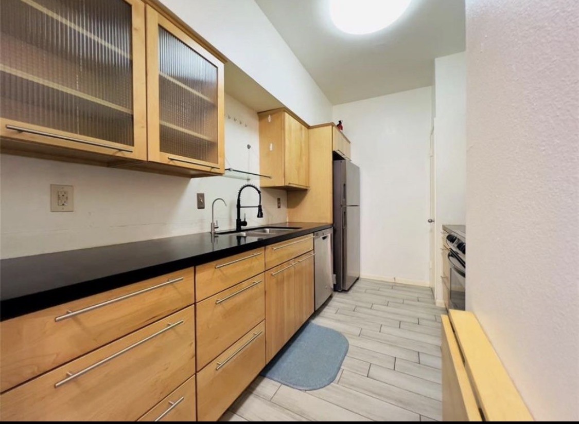 3800 Tanglewilde Street West, Unit 806 Houston, TX 77063 - Photo 4 of 12 a kitchen with granite countertop a sink and cabinets