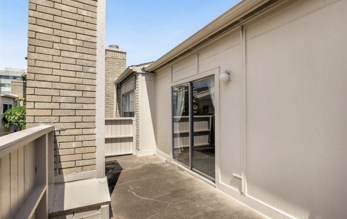 3800 Tanglewilde Street West, Unit 806 Houston, TX 77063 - Photo 9 of 12 a balcony with table and chairs