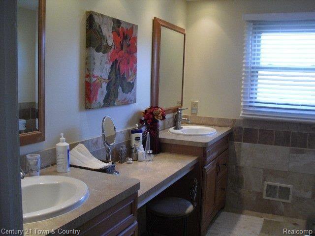 1758 Charm Court Rochester, MI 48306 - Photo 16 of 16 2nd Floor Bathroom