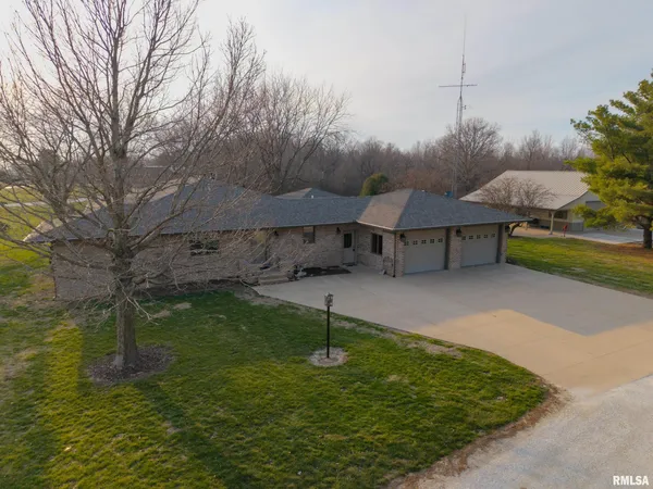 $760,000 | 868 East County Highway, Table Grove, IL 61482
