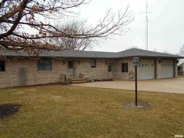 $760,000 | 868 East County Highway, Table Grove, IL 61482