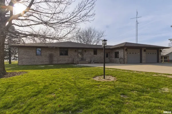 $760,000 | 868 East County Highway, Table Grove, IL 61482