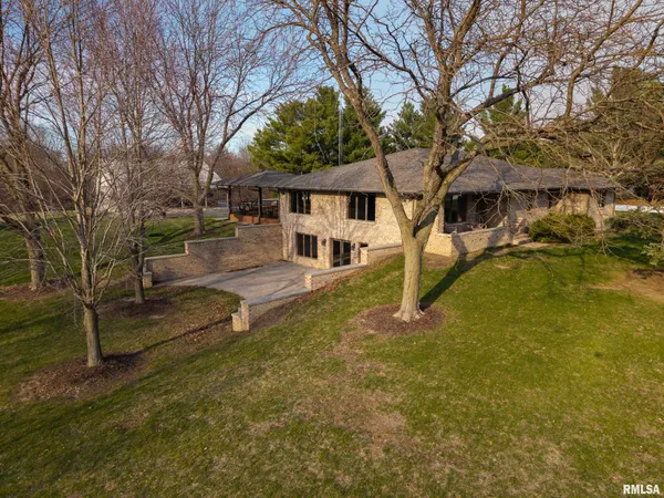 $760,000 | 868 East County Highway, Table Grove, IL 61482