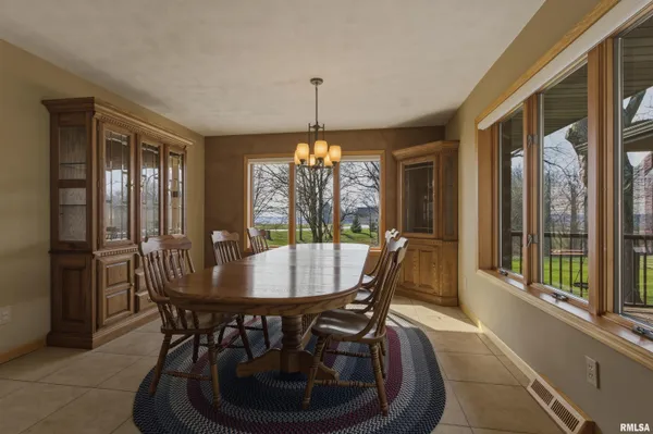 $760,000 | 868 East County Highway, Table Grove, IL 61482