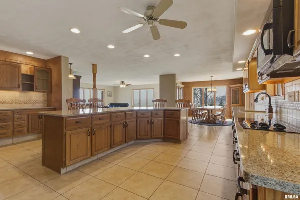 $760,000 | 868 East County Highway, Table Grove, IL 61482