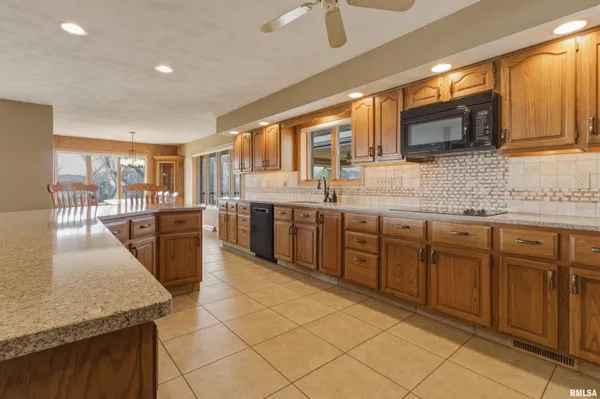 $760,000 | 868 East County Highway, Table Grove, IL 61482