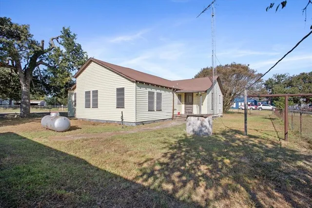 a view of a house with backyard and sitting area