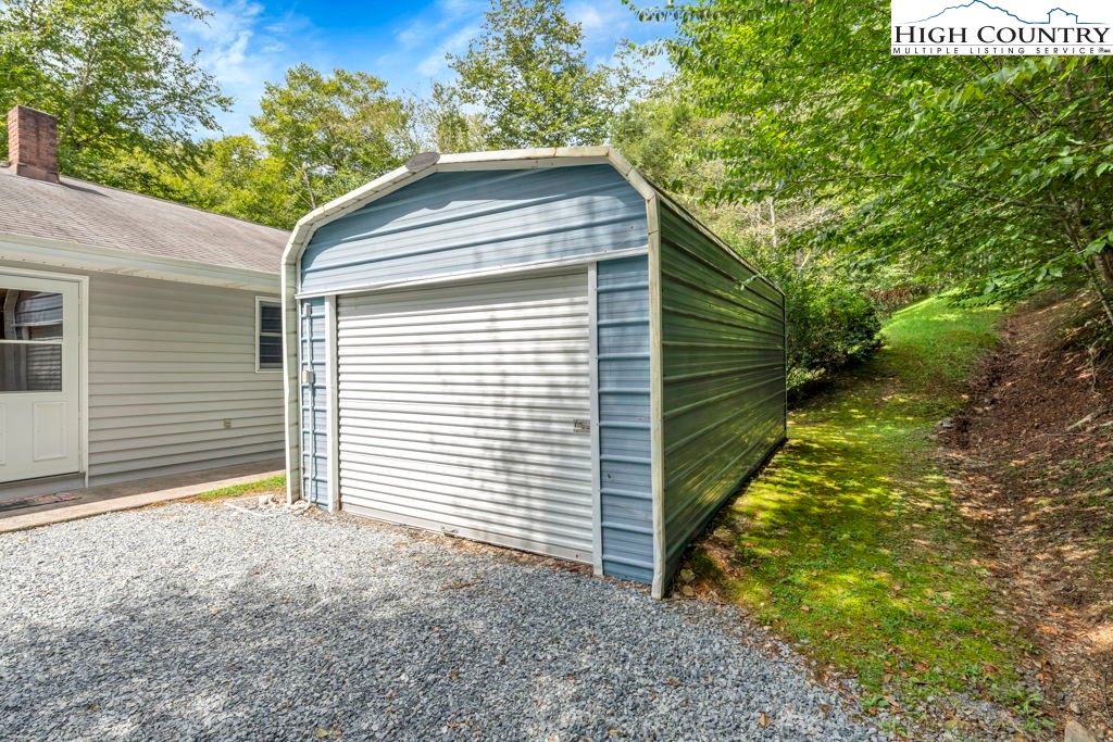 450 Astor Cook Road Blowing Rock, NC 28605 - Photo 2 of 39 a backyard of a house