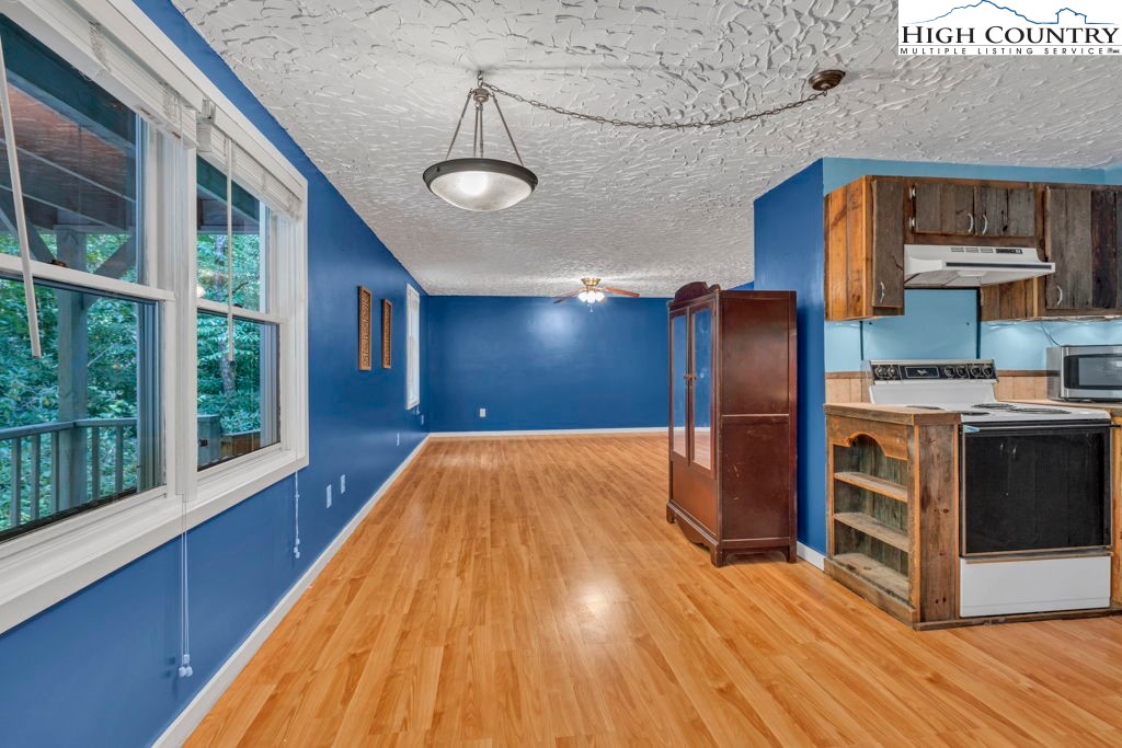 450 Astor Cook Road Blowing Rock, NC 28605 - Photo 27 of 39 a very nice looking room with a large window