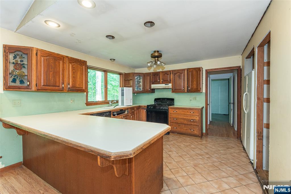 197 Snake Den Road Wanaque, NJ 07465 - Photo 9 of 18