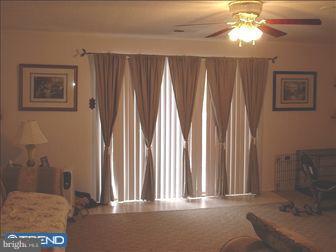 9913 Wingtip Road Philadelphia, PA 19115 - Photo 3 of 4 Living Room