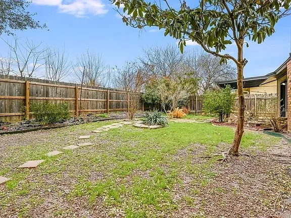 a view of a backyard