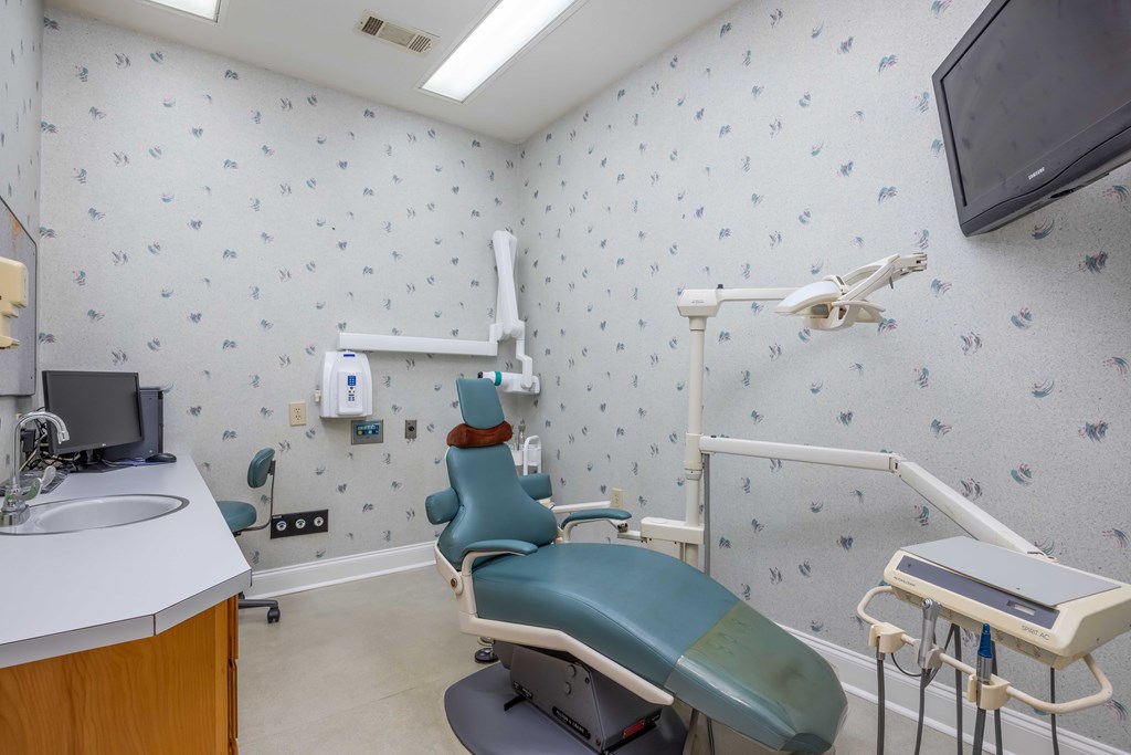 3612 Edgewood Road Columbus, GA 31907 - Photo 14 of 29 a room with furniture and a flat screen tv