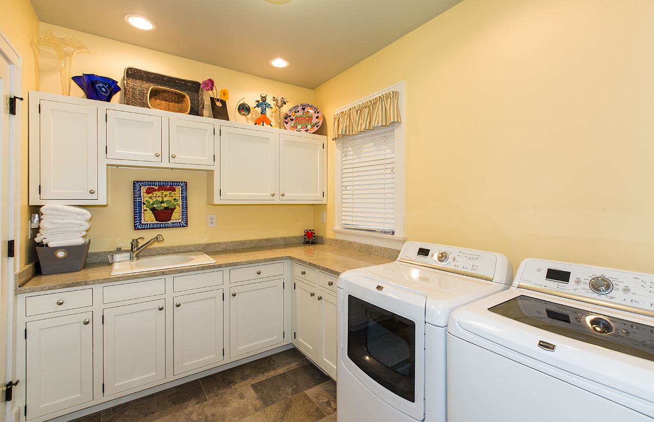 3 Jacoby Place Rockford, IL 61107 - Photo 21 of 25 a utility room with sink dryer and washer
