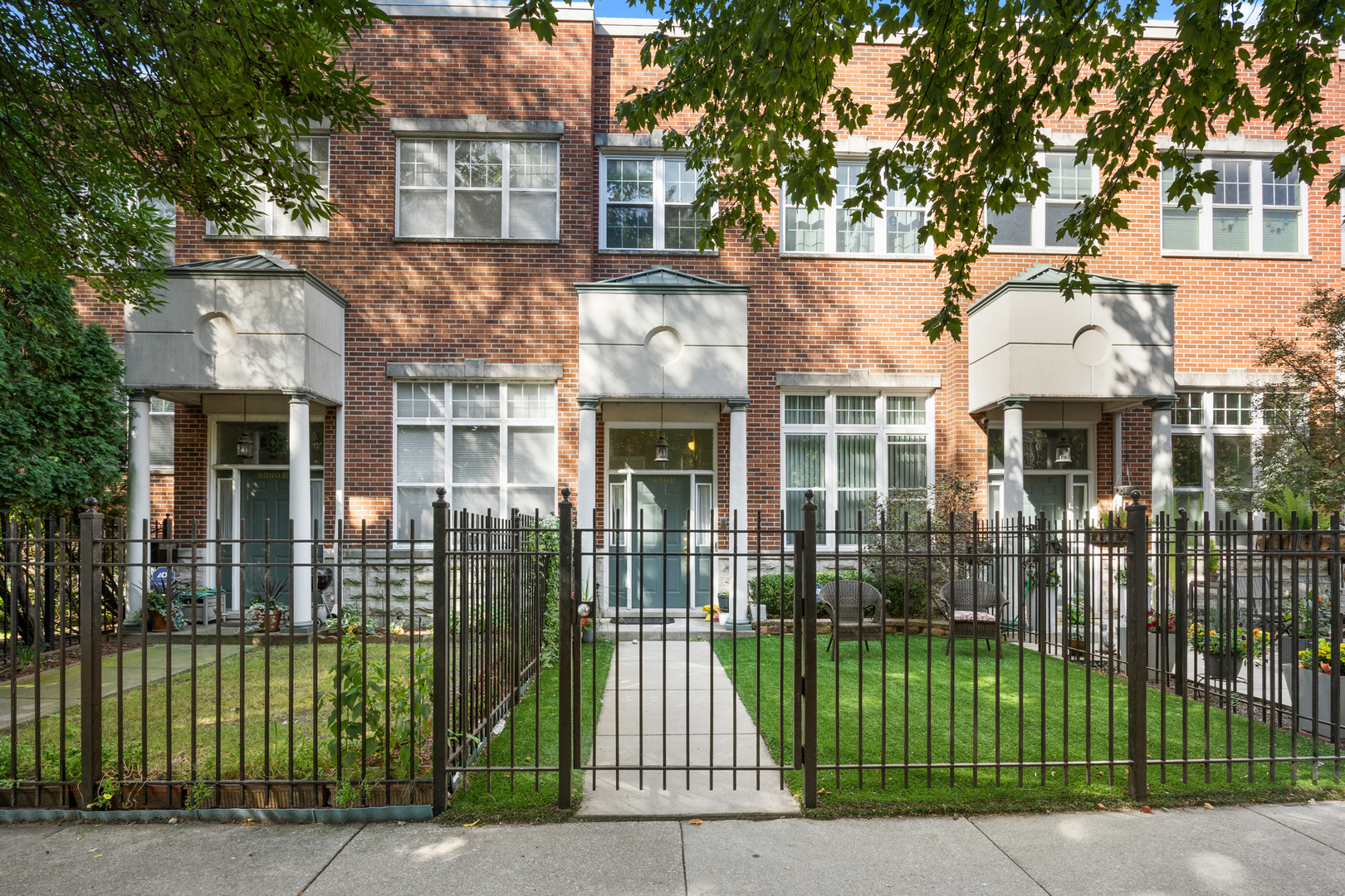 5230 South University Avenue, Unit D Chicago, IL 60615 - Photo 2 of 18 front view of a house with a garden
