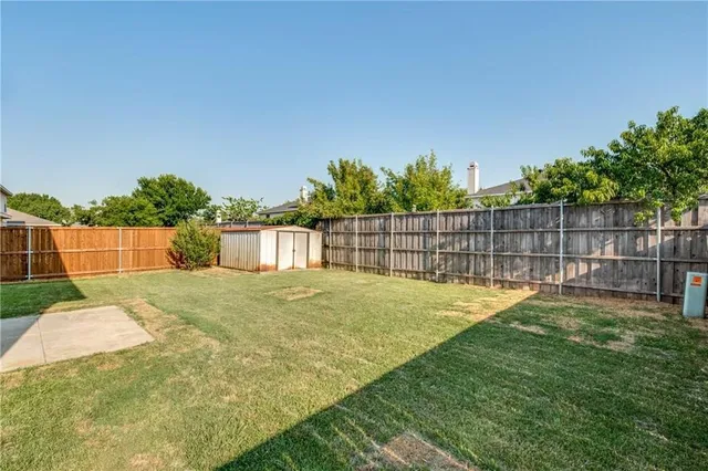 a view of a backyard