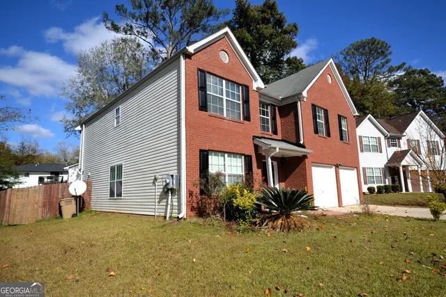a view of a yard in front of house