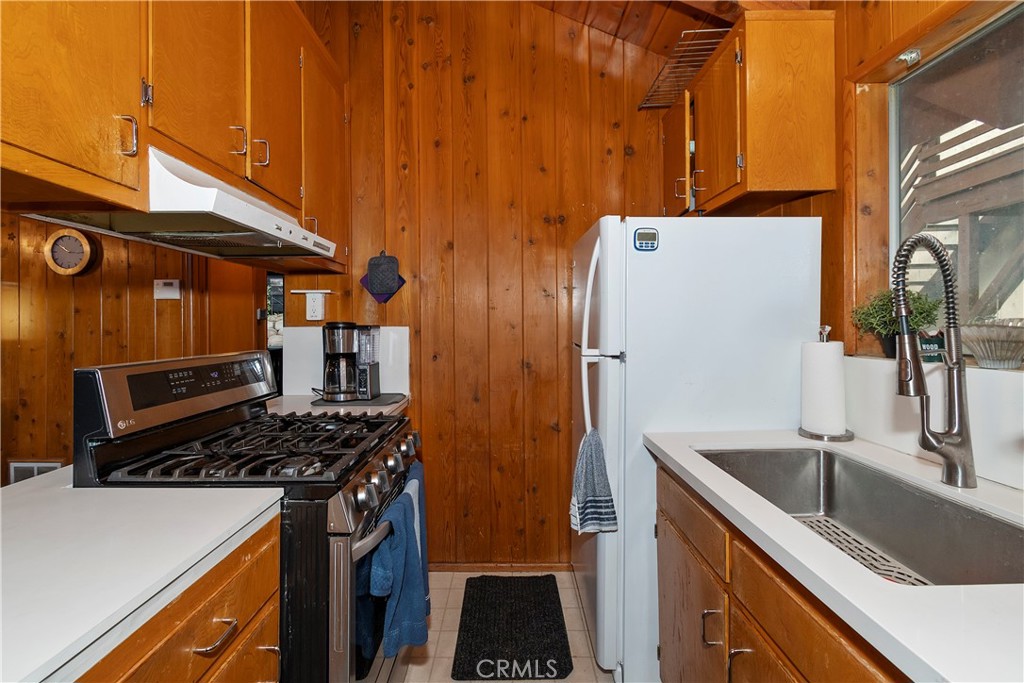 558 Rose Twin Peaks, CA 92391 - Photo 16 of 31 a kitchen that has a sink and a stove