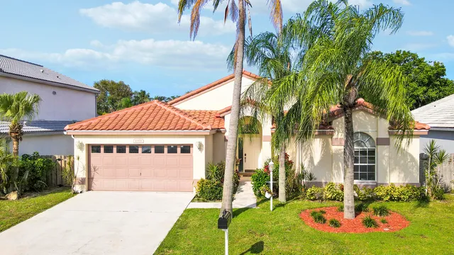 a sign that is sitting on the side of a house