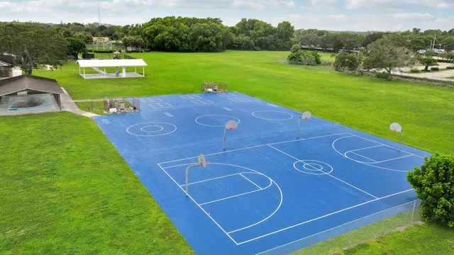 a view of a tennis court