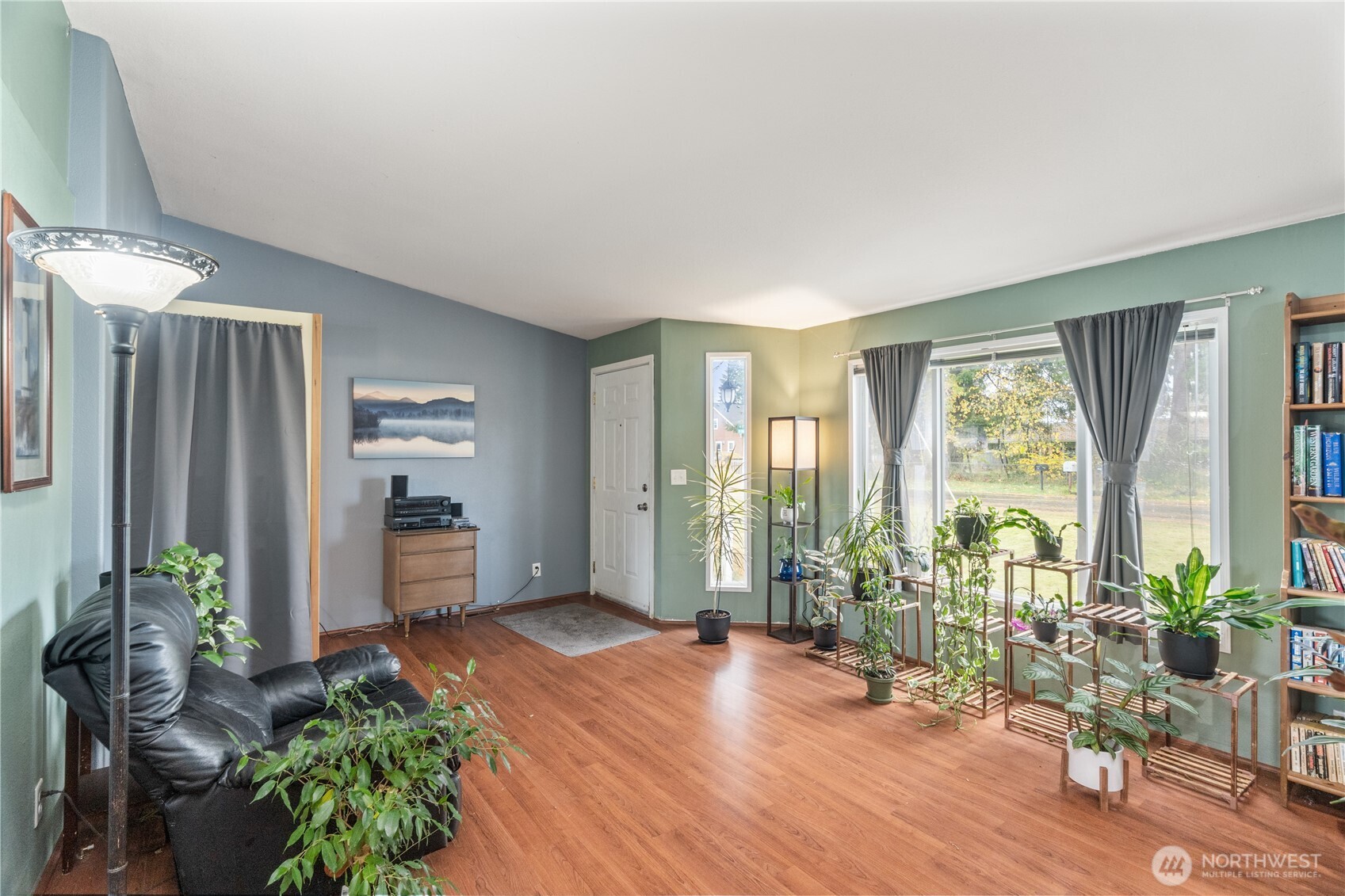1614 West Martin Street Elma, WA 98541 - Photo 3 of 37 a living room with furniture and a potted plant