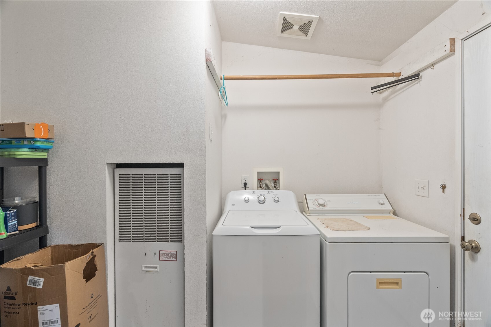 1614 West Martin Street Elma, WA 98541 - Photo 7 of 37 a utility room with dryer and washer
