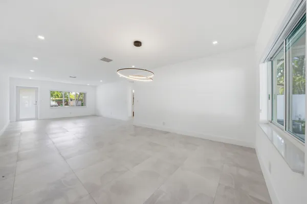 $5,500 | 2001 Northeast 17th Way, Fort Lauderdale, FL 33305