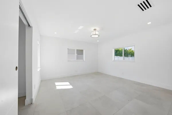 $5,500 | 2001 Northeast 17th Way, Fort Lauderdale, FL 33305
