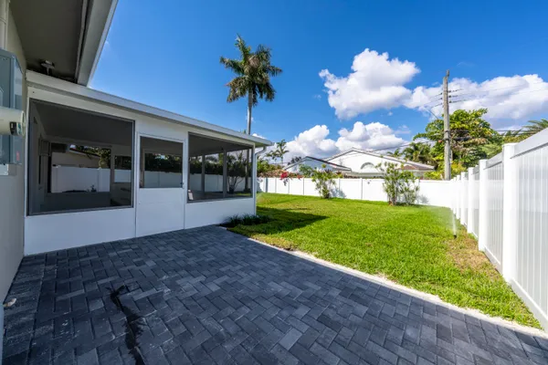 $5,500 | 2001 Northeast 17th Way, Fort Lauderdale, FL 33305