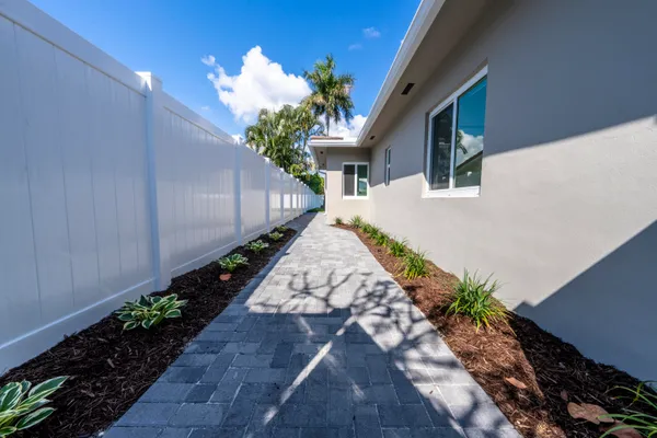 $5,500 | 2001 Northeast 17th Way, Fort Lauderdale, FL 33305