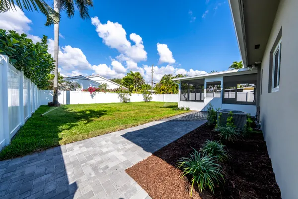 $5,500 | 2001 Northeast 17th Way, Fort Lauderdale, FL 33305