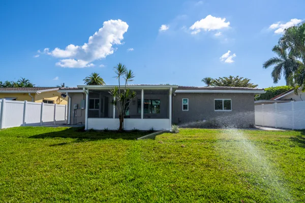 $5,500 | 2001 Northeast 17th Way, Fort Lauderdale, FL 33305