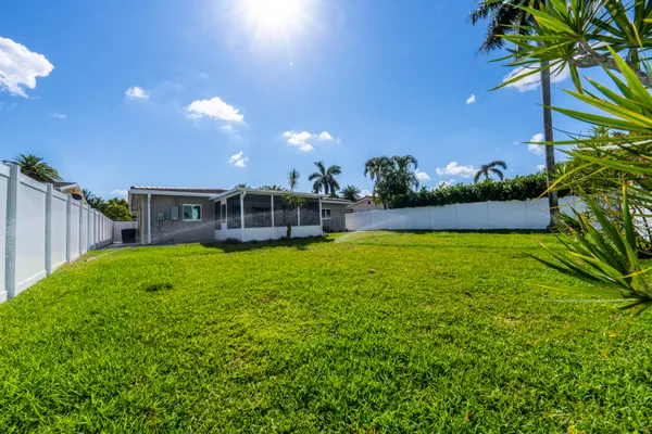 $5,500 | 2001 Northeast 17th Way, Fort Lauderdale, FL 33305