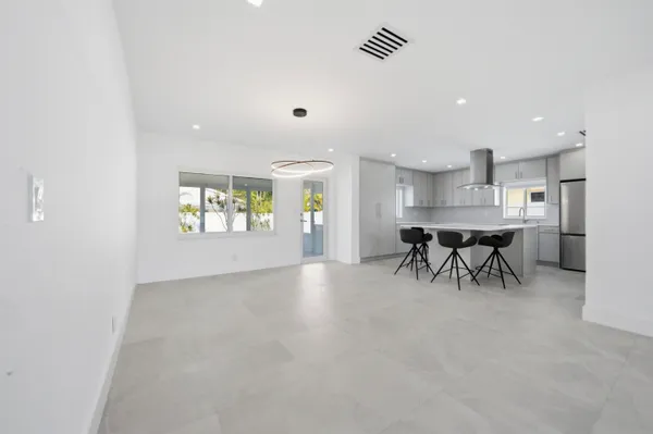 $5,500 | 2001 Northeast 17th Way, Fort Lauderdale, FL 33305