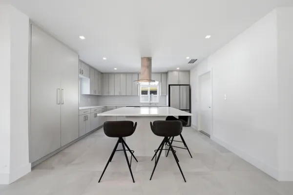 $5,500 | 2001 Northeast 17th Way, Fort Lauderdale, FL 33305