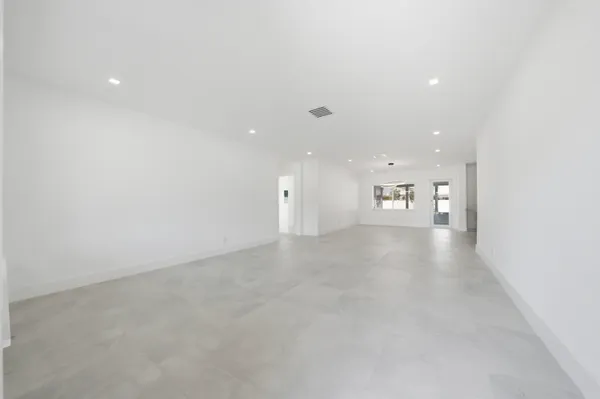 $5,500 | 2001 Northeast 17th Way, Fort Lauderdale, FL 33305