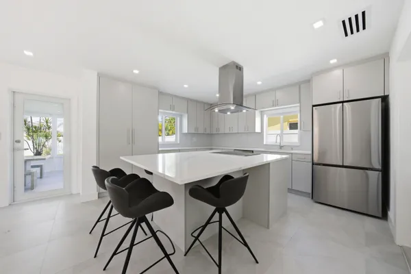 $5,500 | 2001 Northeast 17th Way, Fort Lauderdale, FL 33305