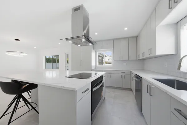 $5,500 | 2001 Northeast 17th Way, Fort Lauderdale, FL 33305