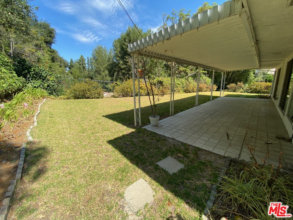 9748 Oak Pass Road Beverly Hills, CA 90210 - Photo 17 of 20 a view of a backyard