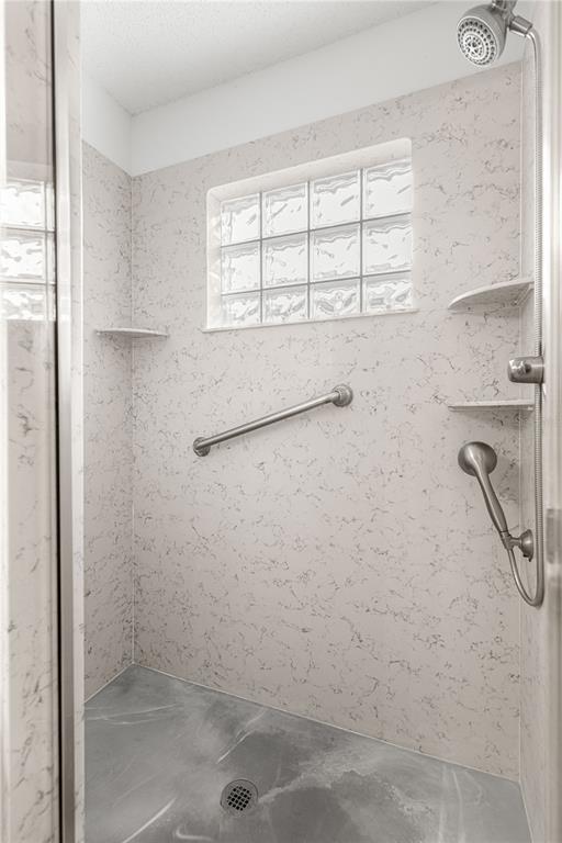 9614 Southwest 93rd Loop Ocala, FL 34481 - Photo 31 of 45 a bathroom with a bathtub