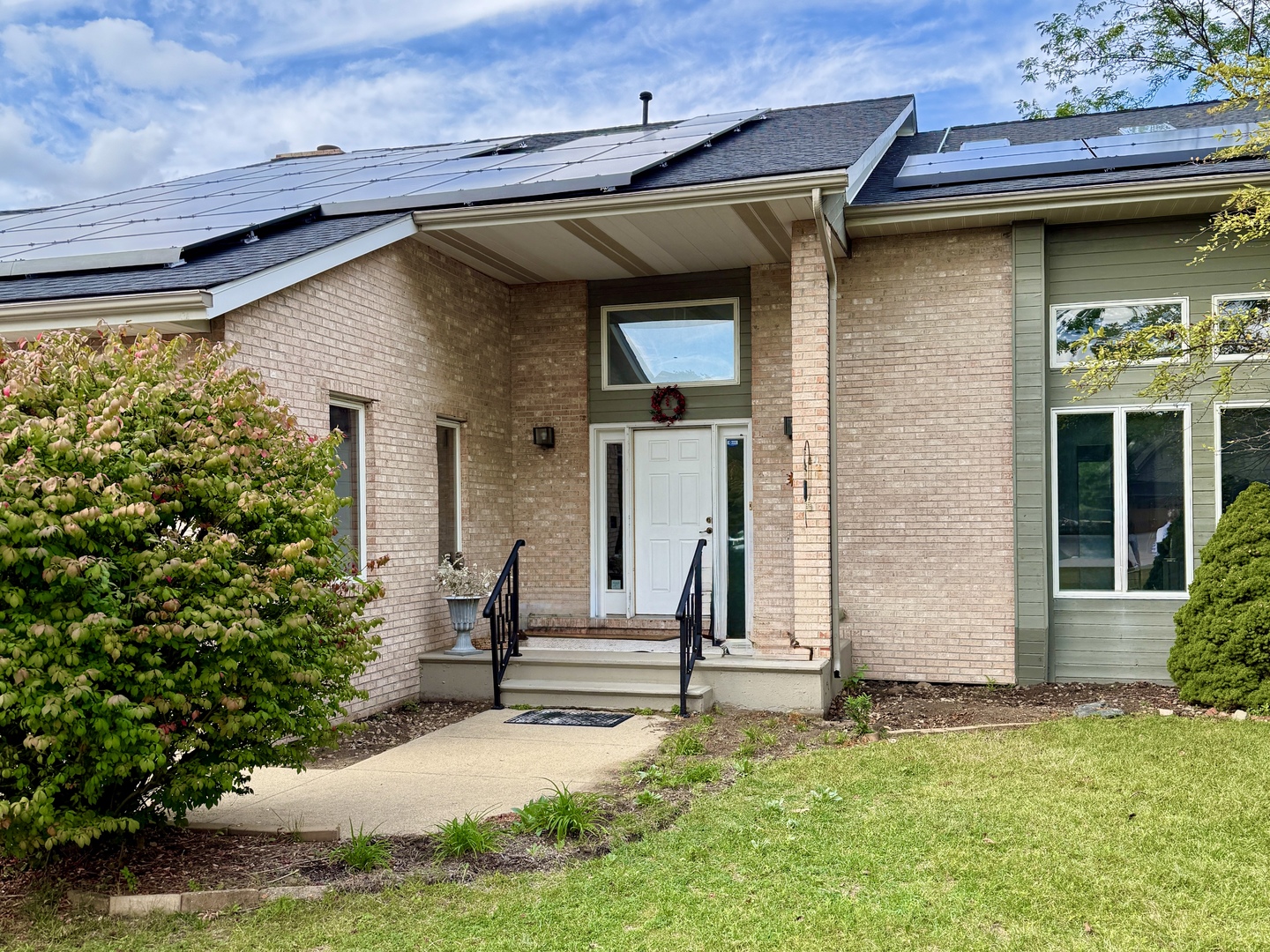 120 Grandin Road Morris, IL 60450 - Photo 3 of 28 a front view of a house with a yard